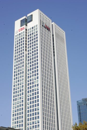 Der Turm des UBS-Hauptquartiers im Frankfurter Bankenviertel. Foto: Sebastian Beyer