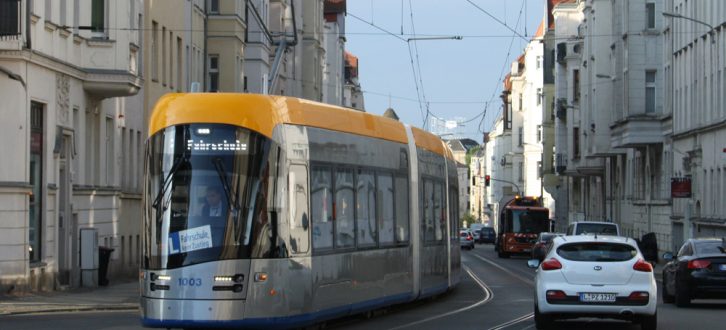 Die neue XL-Straßenbahn unterwegs. Foto: Ralf Julke