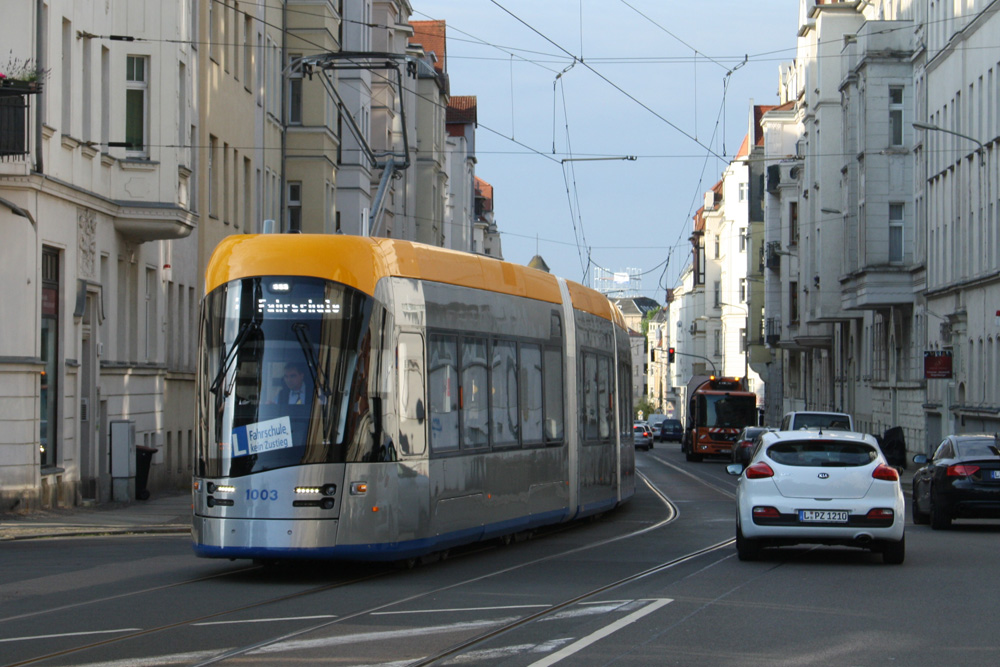 Die neue XL-Straßenbahn unterwegs. Foto: Ralf Julke