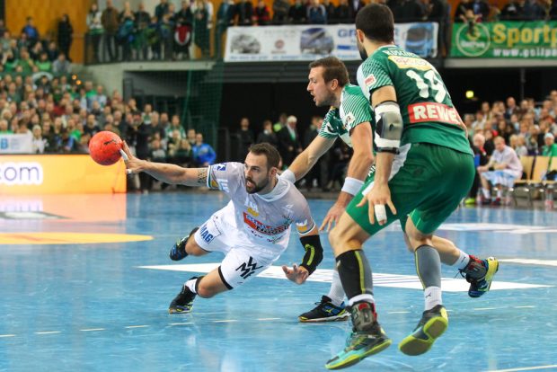 Andreas Rojewski (mi.) wehrt den Angriff des Göttingers Tim Kneule ab. Foto: Jan Kaefer