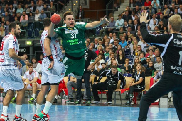 Benjamin Meschke segelt auf Melsungens Torwart Johan Sjöstrand zu. Foto: Jan Kaefer