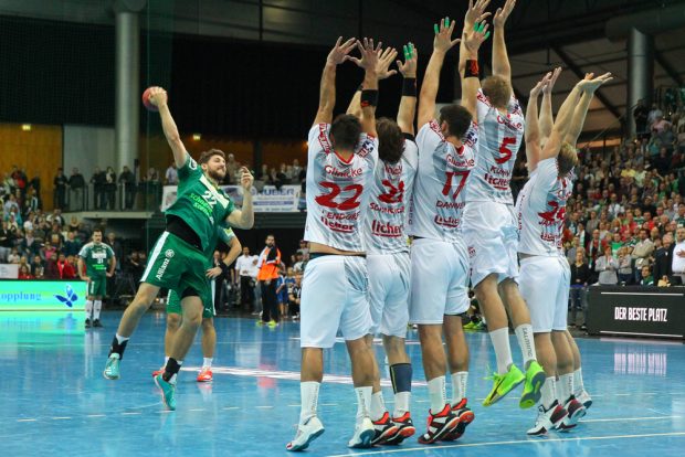 Tobias Rivesjö allein gegen die gesamte Abwehr der Gäste. Foto: Jan Kaefer