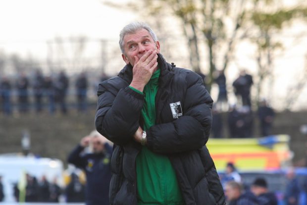 Chemie-Trainer Dietmar Demuth wurde auf der Pressekonferenz mit Bier übergossen. Foto: Jan Kaefer