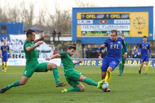 Nicolas Ludwig (Chemie) fährt Lok-Kicker Marcel Trojandt in die Parade. Foto: Jan Kaefer