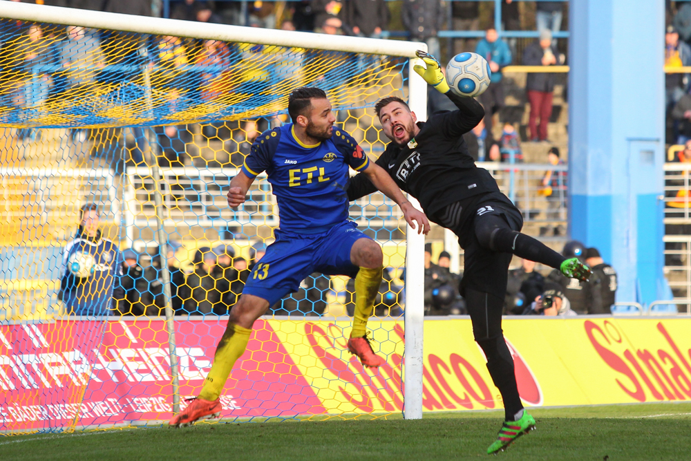 Auch Djamal Ziane konnte seinen Ex-Teamkollegen Julien Latendresse-Levesque nicht überwinden. Foto: Jan Kaefer