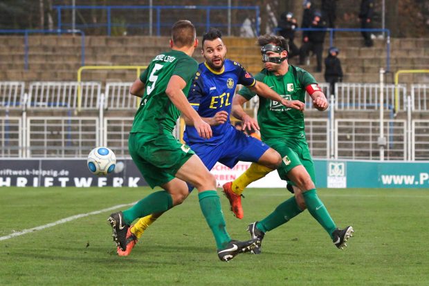Djamal Ziane in der Zange von Sebastian Hey (li.) und Chemie-Kapitän Stefan Karau. Foto: Jan Kaefer