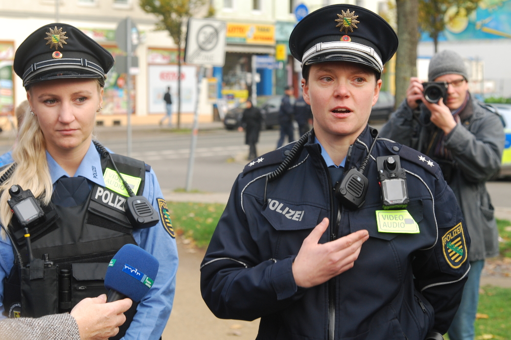 Polizistinnen mit Bodycam. Foto: René Loch