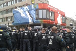 Polizisten drängen Compact-Gegner von der Straße. Foto: René Loch