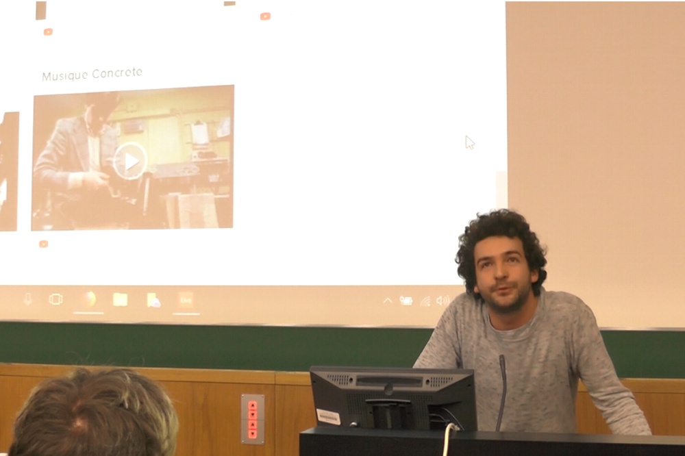 Dominik Ukolov bei seinem überlaufenen Vortrag über Techno an der Uni Leipzig. Screen Video L-IZ.de