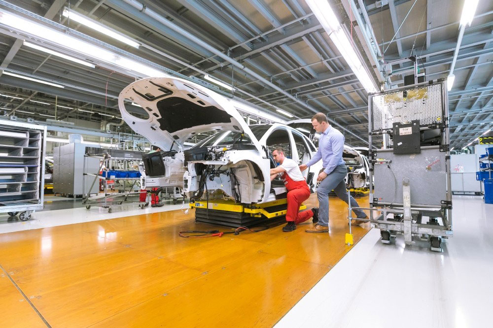 Uni-Projektmitarbeiter Marcel Krause gibt einem Porsche-Mitarbeiter Tipps für eine bessere Körperhaltung. Foto: Universität Leipzig, Swen Reichhold
