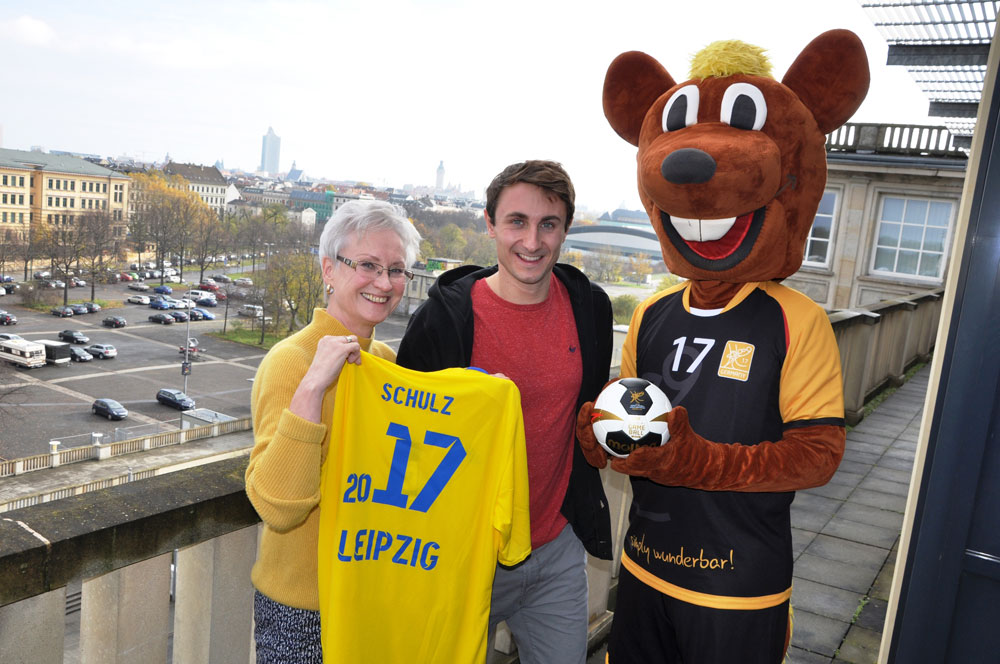 von links nach rechts: Kerstin Kirmes (Leiterin Amt für Sport), Martin Schulz (Triathlet) und das WM-Maskottchen Hanniball. Foto: Lokales Organisationskomitee Leipzig