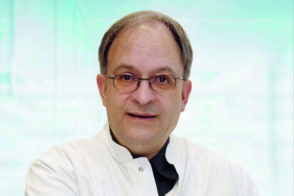 Prof. Dr. Uwe Gerd Liebert, Direktor des Instituts für Virologie am Universitätsklinikum Leipzig (UKL), sagt, trotz guter Forschungserfolge sei das Virus aus vielen Gründen immer noch schwer zu bekämpfen. Foto: Stefan Straube/UKL