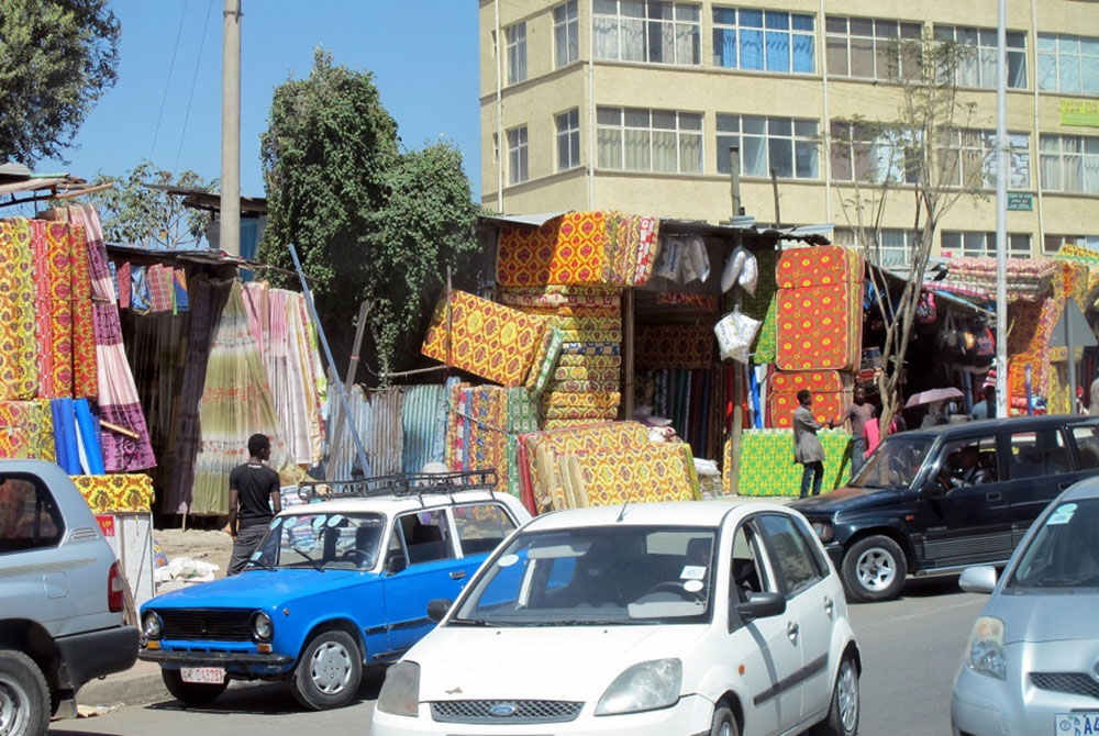 Typische Marktstände entlang dicht befahrener Straße in Addis Abeba. Foto: Monika Knoop