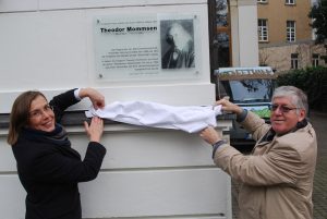 Dr. Skadi Jennicke und Professor Manfred Rudersdorf enthüllen die Gedenktafel für Theodor Mommsen. Foto: Stadt Leipzig