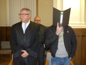 Verbarg sein Gesicht: Der Angeklagte Frank L. (36) mit seinem Anwalt Malte Heise. Foto: Lucas Böhme