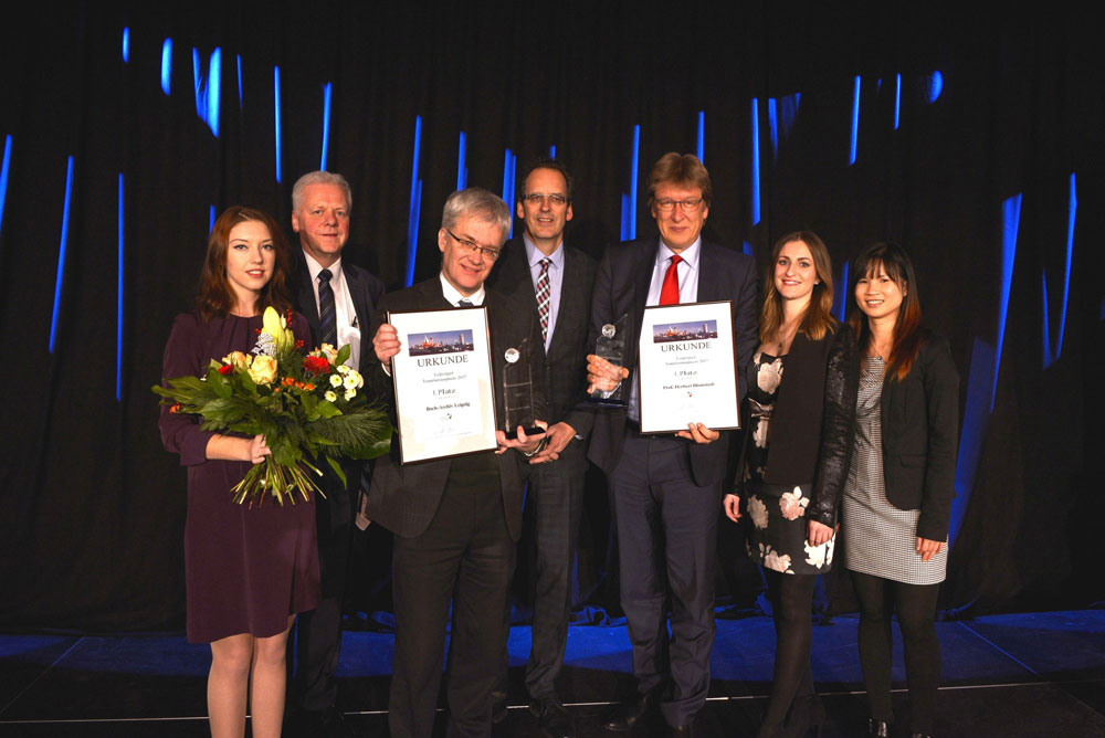 Prof. Dr. Peter Wollny für das Bach-Archiv Leipzig (3.v.l.) und Prof. Andreas Schulz in Vertretung für Prof. Herbert Blomstedt (3.v.r) erhielten den Leipziger Tourismuspreis 2017 von Volker Bremer (LTM GmbH) überreicht. Die Preisverleihung wurde von Dr. Helge-Heinz Heinker (2.v.l.) moderiert. Foto: Bernd Görne