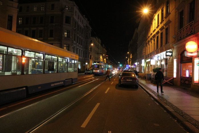 Geparkte Autos, Bahnstau und Fußgänger kurz nach dem Unfall. Foto: L-IZ.de