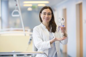 Dr. Daniela Branzan, Oberärztin in der Gefäßchirurgie, ist mit dem „Vascular Career Advancement Award“ der Organisation VIVA (Vascular Interventional Advance) ausgezeichnet worden. Foto: Stefan Straube/UKL