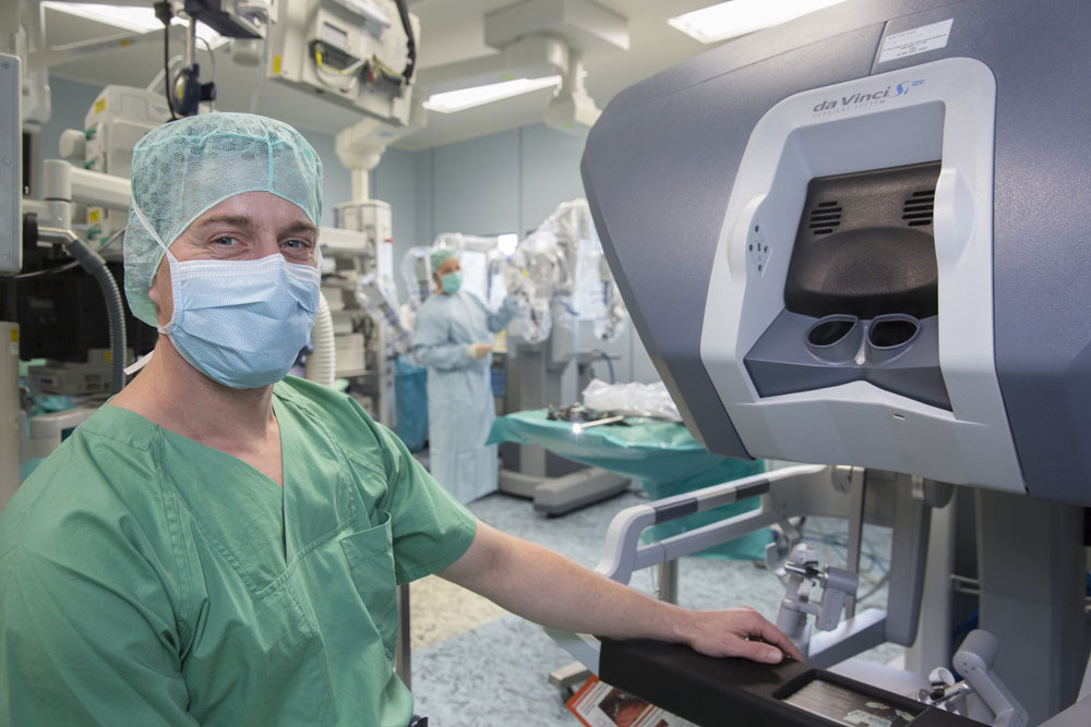 Oberarzt Dr. Stefan Niebisch vor einer Operation, rechts die Bedienkonsole des „da Vinci“-Roboters. Foto: Stefan Straube/UKL