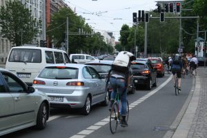 Die alltägliche Situation an der Einmündung der Dresdner Straße. Foto: Ralf Julke