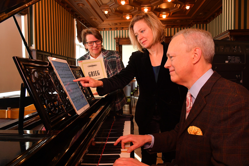 Linda Hawken (Managing Director, Peters Europe), Kathryn Knight (CEO, Tido), Nicholas Riddle (CEO, Edition Peters Group) im Salon in der Talstraße 10 (Verlagssitz und Grieg-Begegnungsstätte). Foto: Rainer Justen