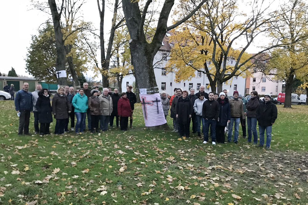 Anwohner auf der umkämpften Grünfläche an der Eigenheimstraße. Foto: Bürgerinitiative Johannishöhe