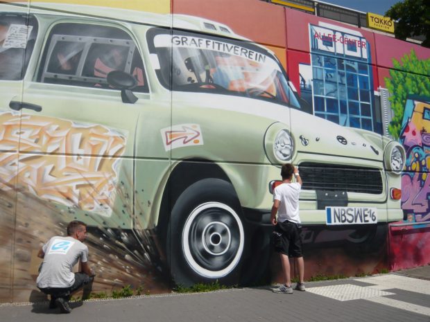 Ein Graffiti entsteht in Grünau. Foto: Frank Willberg