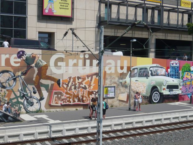S-Bahn-Station mit legalem Graffiti. Foto: Frank Willberg