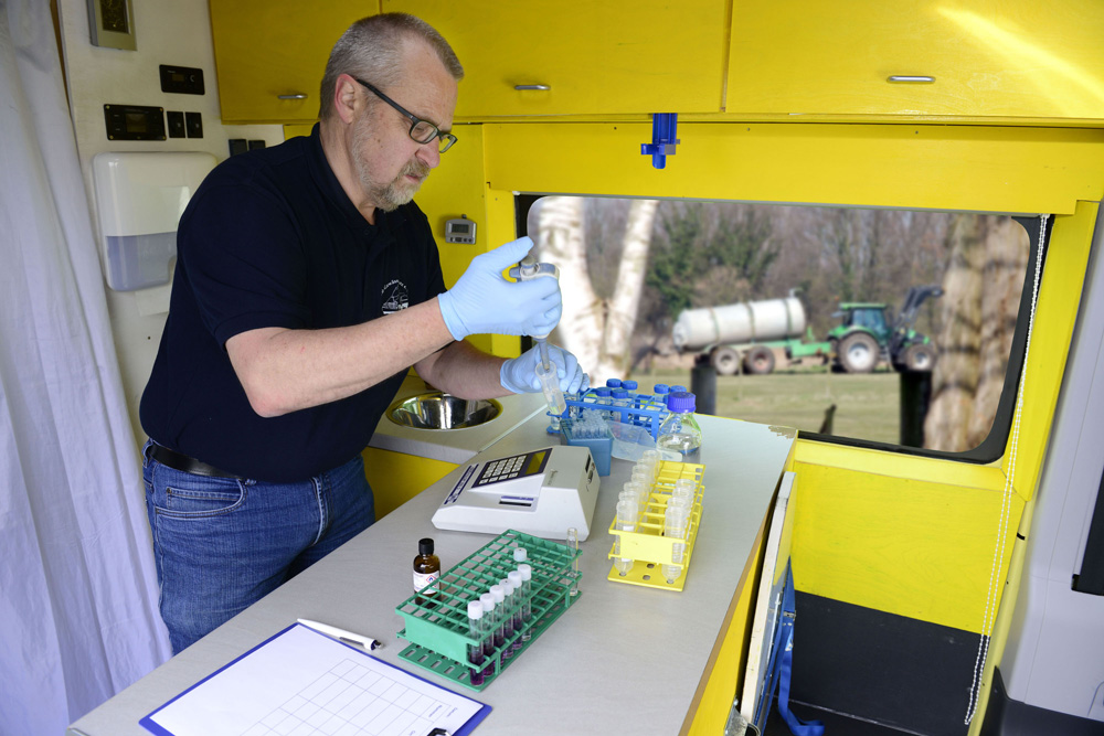 Harald Gülzow vom VSR bei Analysen im Labormobil. Foto: VSR