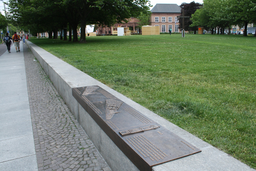 Erklärungstafeln zum Alten Johannisfriedhof auf dem Johannisplatz. Foto: Ralf Julke