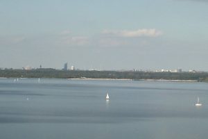 Leipzigs Skyline vom Cospudener See aus betrachtet. Foto: Ralf Julke