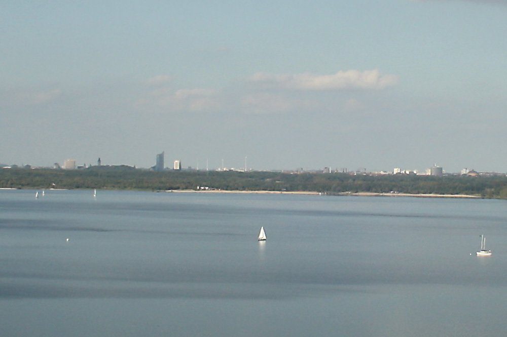 Leipzigs Skyline vom Cospudener See aus betrachtet. Foto: Ralf Julke