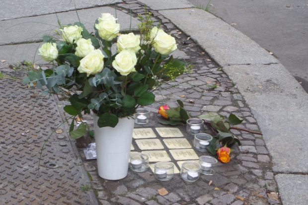 10 Kerzen wurden angezündet, weiße Rosen sowie weitere Blumen niedergelegt. Foto: Christian Wolff