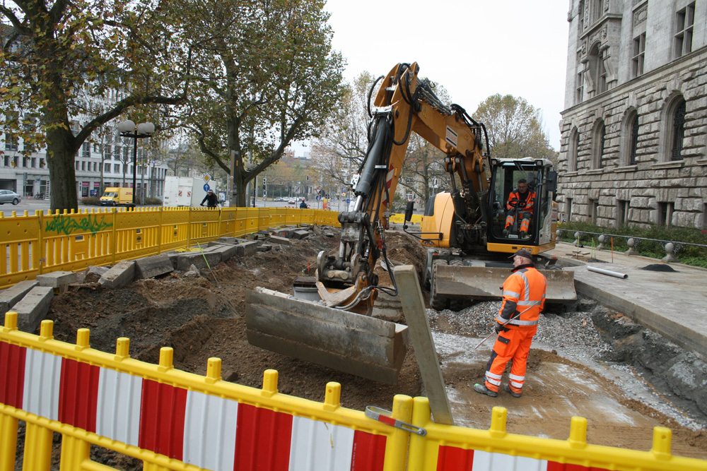 Bauarbeiten am Rathausvorplatz. Foto: Ralf Julke