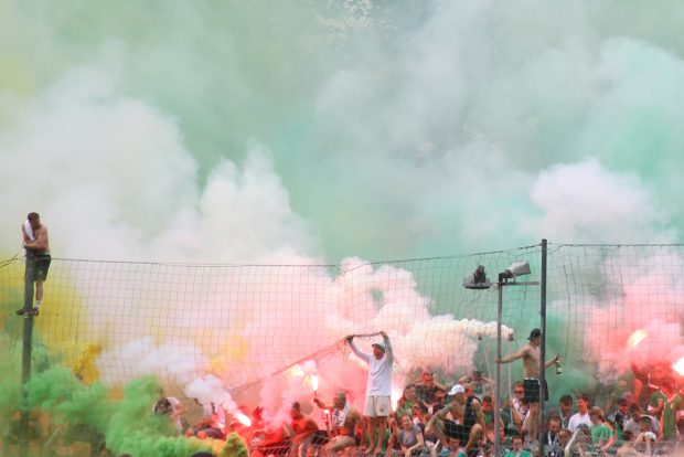 Die Fans auf dem Norddamm des AKS lieferten den Bühnennebel zum Aufstiegs-Lustsspiel der BSG Chemie. Foto: Jan Kaefer
