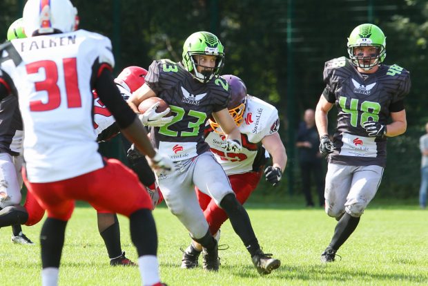 Der Leipziger Christian Müller (#23, Hawks) versucht, seinen Verfolgern der Halle Falken zu entkommen. Foto: Jan Kaefer