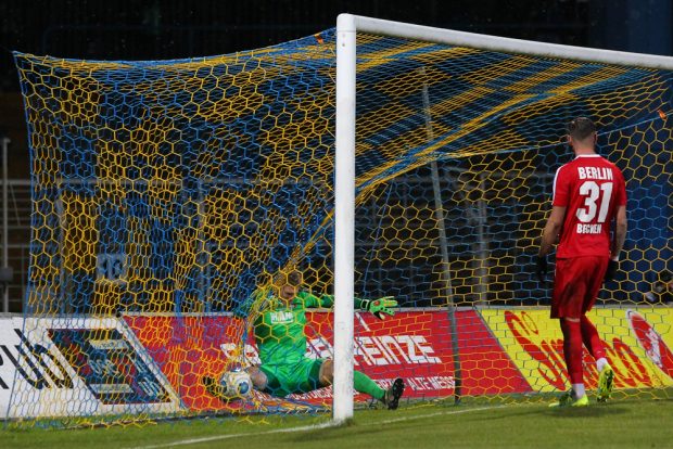 Beim 1:0 durch Djamal Ziane, landete nicht nur der Ball sondern auch BAK-Keeper Jakub Jakubov im Tor. Foto: Jan Kaefer