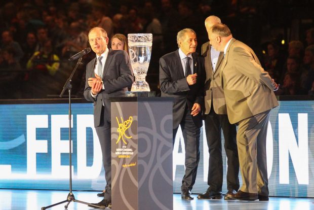 Sachsens Innenminister Markus Ulbig bei seiner Eröffnungsrede neben dem WM-Pokal. Foto: Jan Kaefer