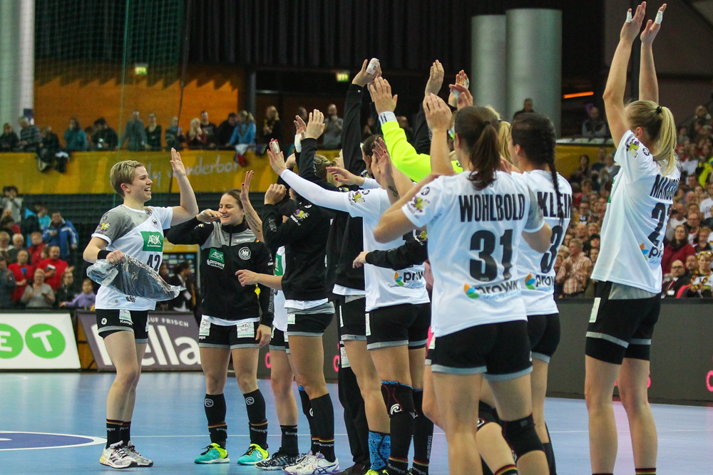 Siegreicher Auftakt für das DHB-Team, aus dem Friederike Gubernatis (li.) zum "Best Player" gekürt wurde. Foto: Jan Kaefer