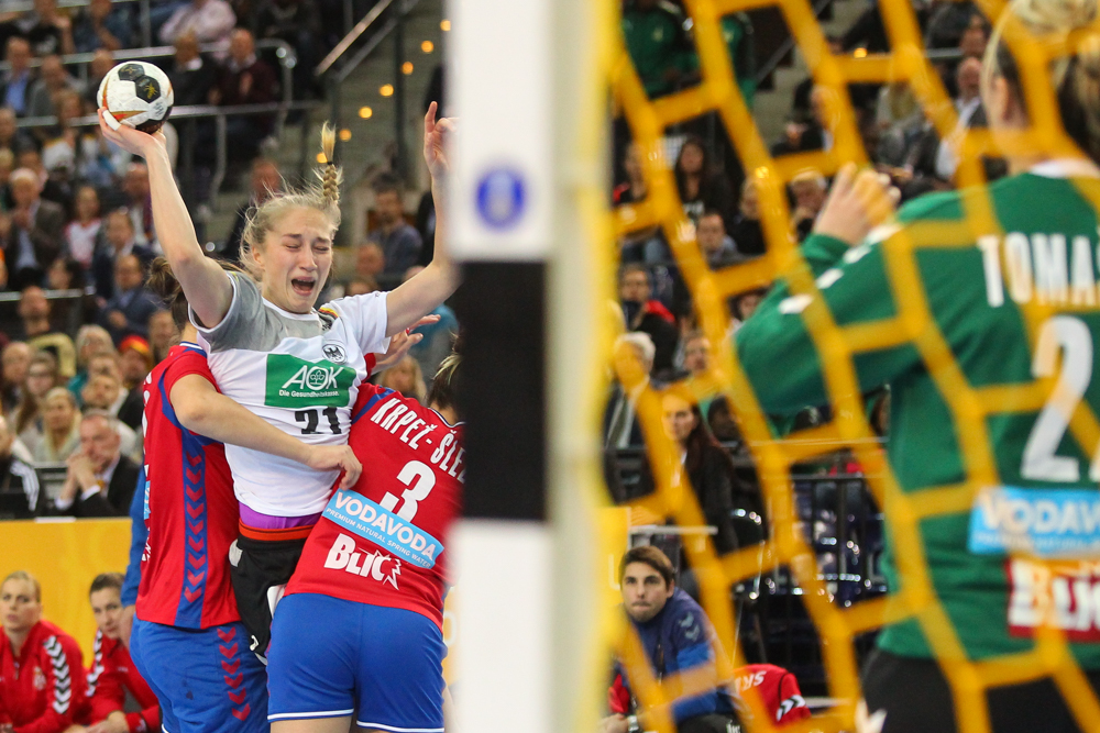 Nadja Mansson bekommt die Robustheit der serbischen Abwehr zu spüren. Foto: Jan Kaefer