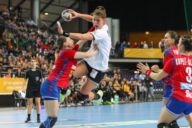 Harter Schubser gegen Xenia Smits. Foto: Jan Kaefer