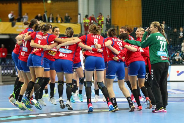 Wie einen Sieg feierte Serbien den späten Ausgleichstreffer. Foto: Jan Kaefer