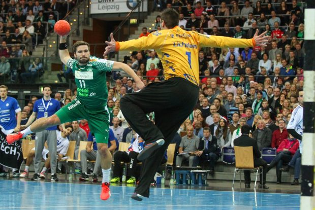 Lukas Binder im Duell mit Gummersbach-Torwart Carsten Lichtlein. Foto: Jan Kaefer