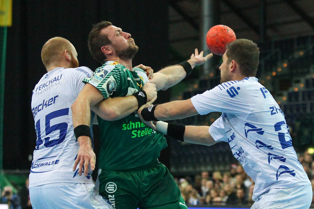 Elf-Tore-Mann Andreas Rojewski im Griff der Gummersbacher Abwehr. Foto: Jan Kaefer