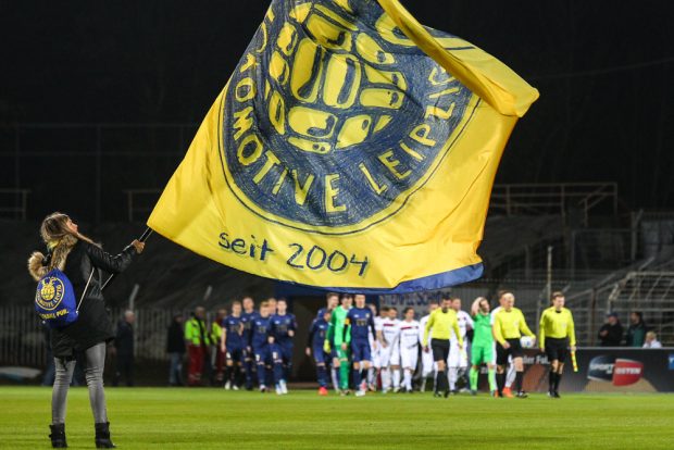 Beim Einlaufen der Teams hielt Lok Leipzig die Fahne noch hoch - nach dem Abpfiff jedoch verließen sie den Platz mit hängenden Köpfen. Foto: Jan Kaefer