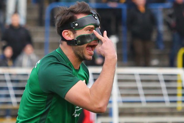 Maskenmann Stefan Karau (BSG Chemie) mit vollem Fokus im Derby bei Lok. Foto: Jan Kaefer