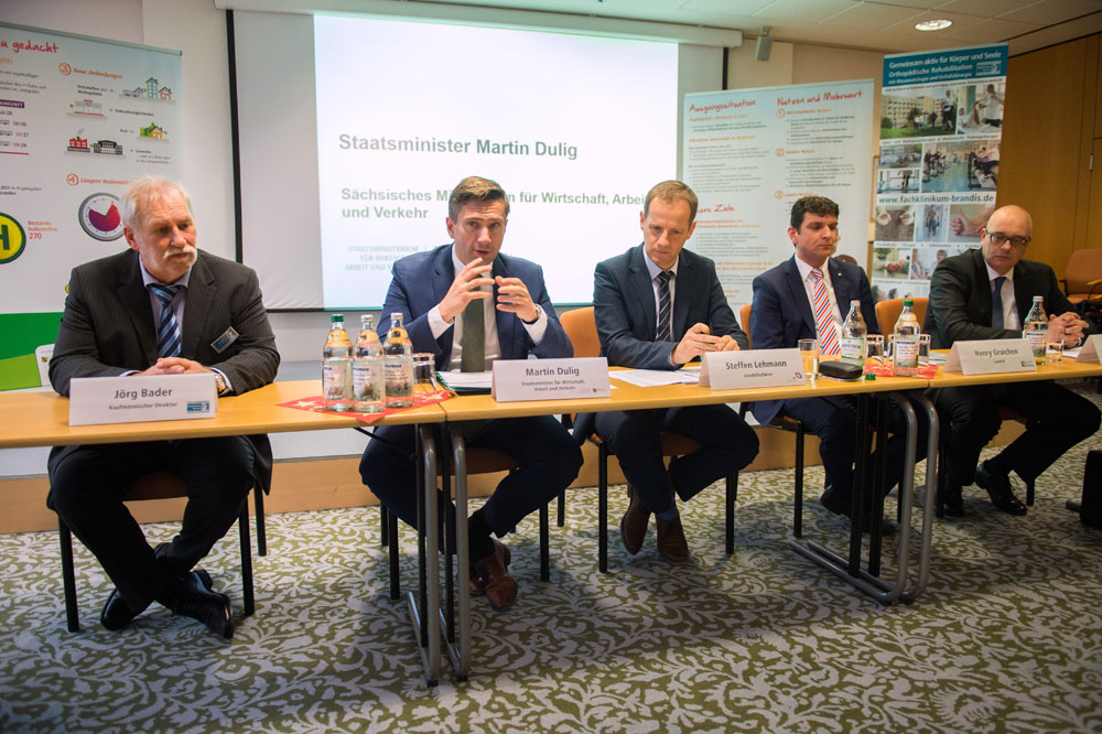 Muldental in Fahrt sorgt für bessere Anbindung des ländlichen Raums mit Leipzig (v.l.) Jörg Bader (kaufm. Direktor, Fachklinikum Brandis), Martin Dulig, sächs. Staatsminister für Wirtschaft, Arbeit und Verkehr), Steffen Lehmann (Geschäftsführer MDV), Henry Graichen (Landrat Landkreis Leipzig), Andreas Kultscher (Geschäftsführer Regionalbus Leipzig) bei der Pressekonferenz zu 100 Tage „Modellprojekt – Muldental in Fahrt“ am 19.12.2017 in Brandis (Sachsen). Fotograf: Christian Modla/Westend Communication