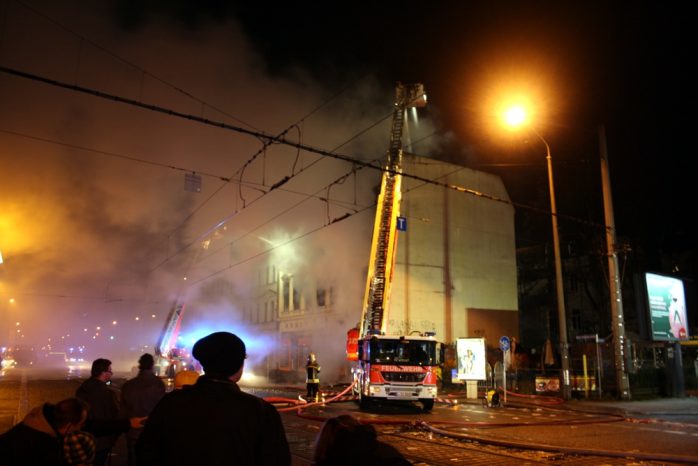 Die Feuerwehr beim Löschen des Brandes an der Sasstraße / Georg Schumann. Foto: Ralf Julke