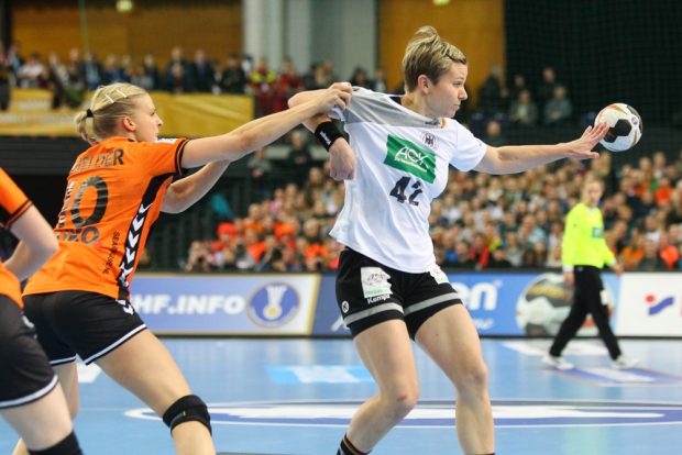 Danick Snelder (li.) wehrt Friederike Gubernatis ab. Foto: Jan Kaefer