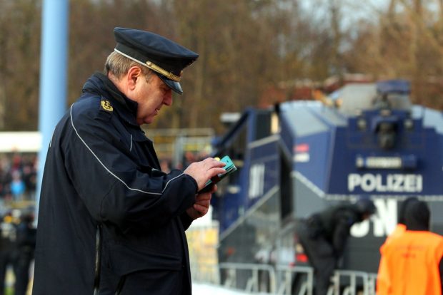 Blieb am Ende im Status f&uuml;r manche "Fans" ungekl&auml;rt. Im Zweifel einfach der Polizeipr&auml;sident von Leipzig, Bernd Merbitz. Foto: Jan Kaefer